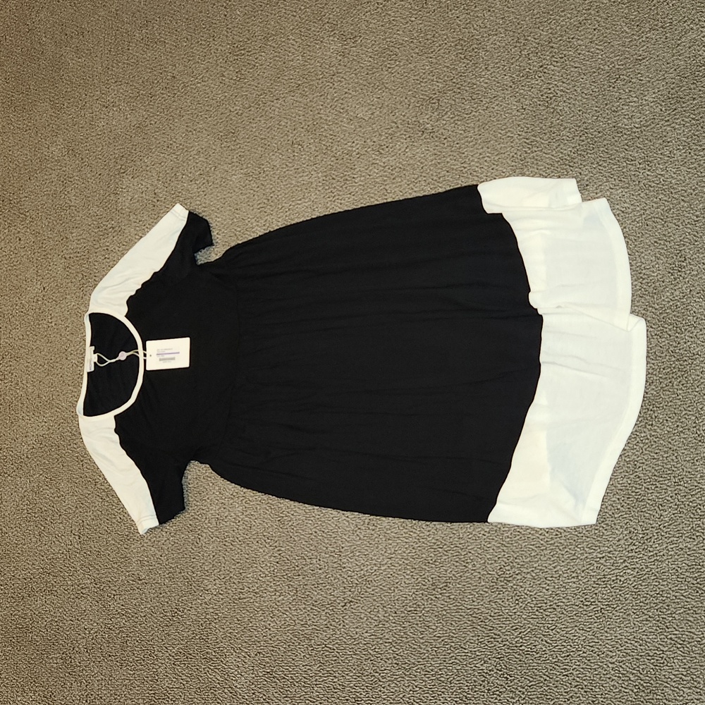 Momo maternity size medium dress,  NWT
